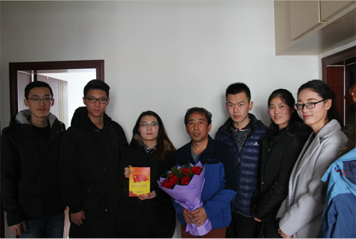青年志愿者陪韩霍强老党员过政治生日